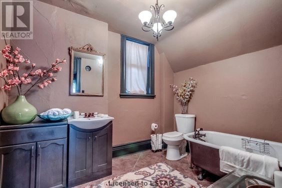 realtorbathroom.jpg