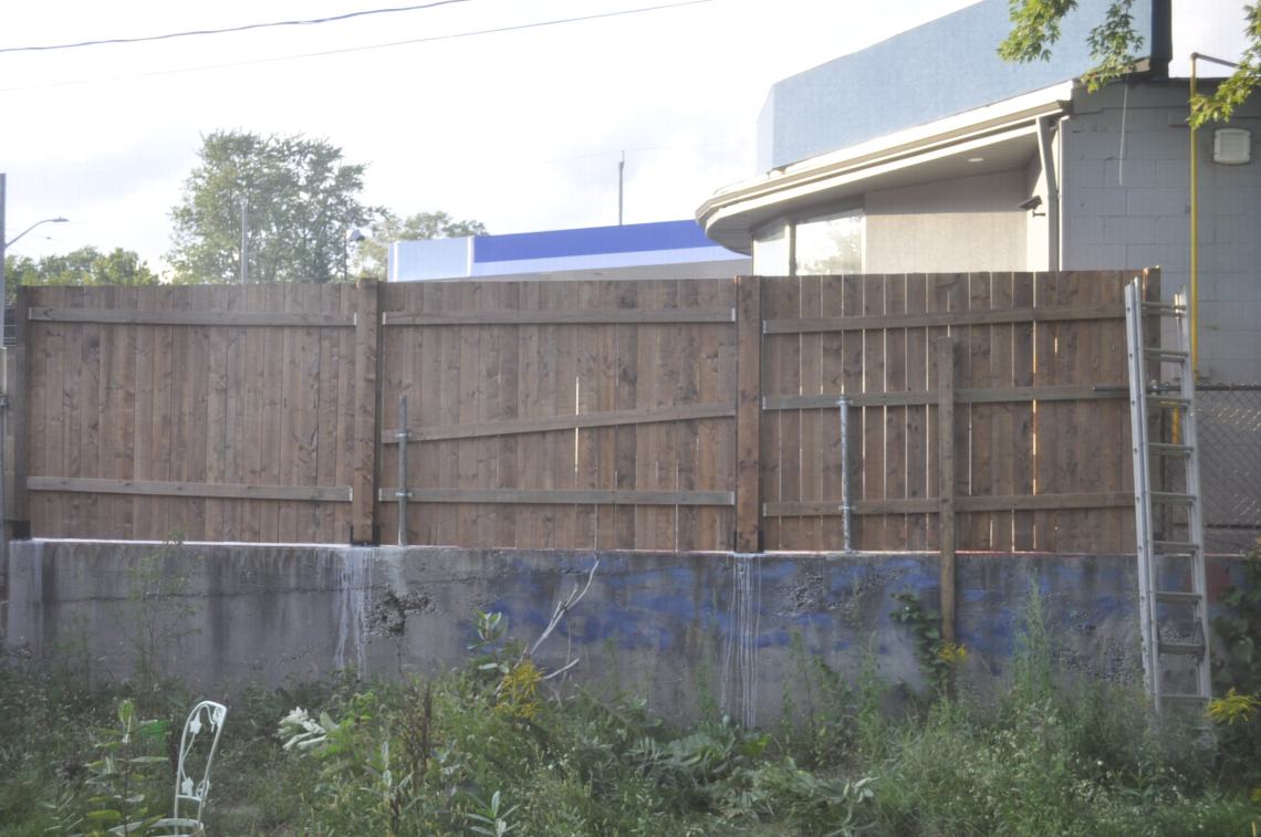 BadFence1.jpg